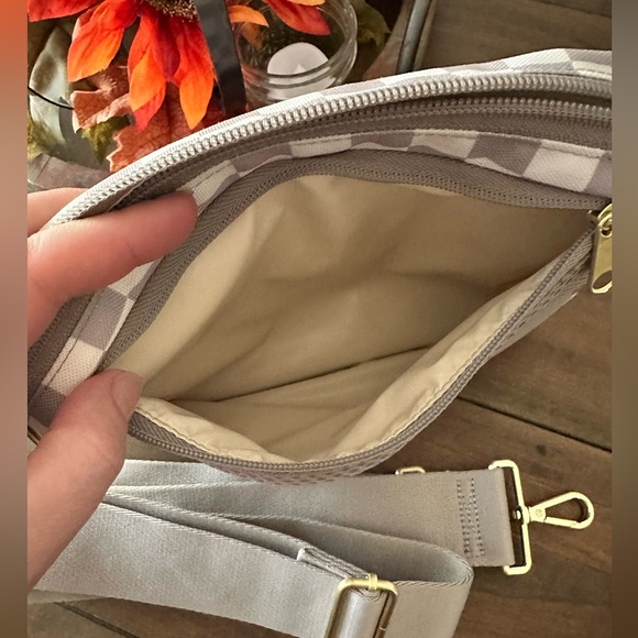 Canvelle City Crossbody - Picture 5 of 7